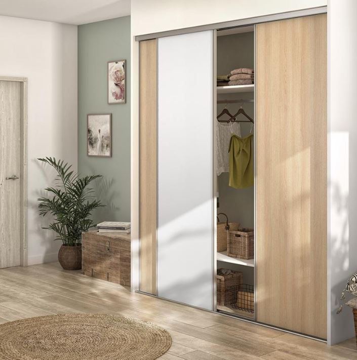 Mueble blanco bajo escalera