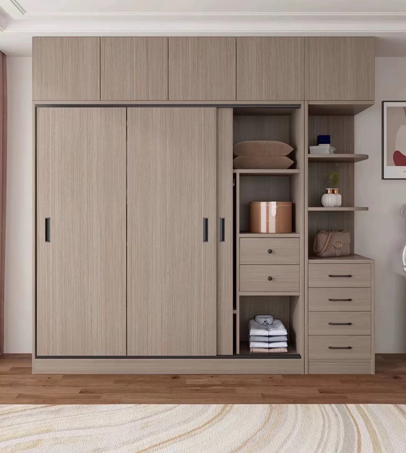 Closet moderno con puertas corredizas y almacenamiento